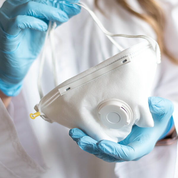 Ministrul mediului: Măştile medicale şi mănuşile chirurgicale trebuie incinerate sau reciclate, nu abandonate pe câmpuri şi la gropile de gunoi