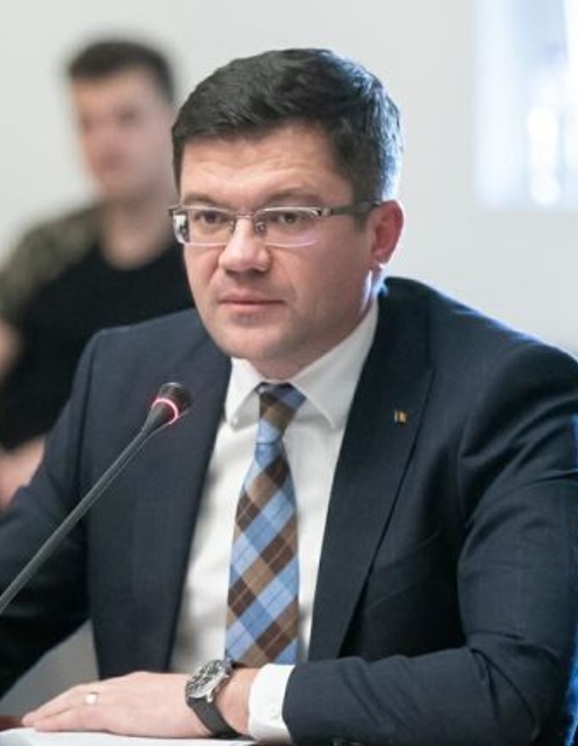 Românii care cumpără băuturi la PET vor primi o sumă de bani înapoi dacă returnează recipientul în magazin, începând de anul viitor