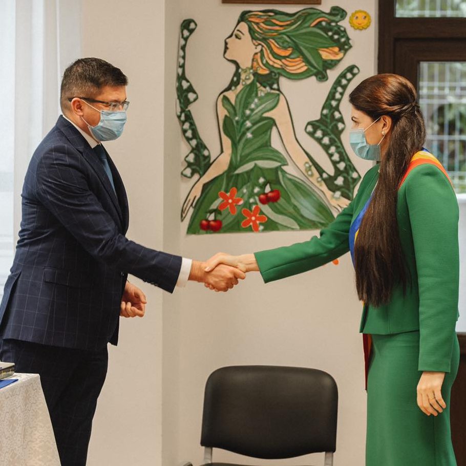 Colega mea, Alina Apostol, a depus astăzi jurământul pentru cel de-al doilea mandat de Primar al Comunei Ciortești.